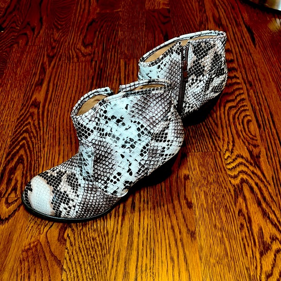 QUPID faux snake skin booties women’s size 6 - Picture 3 of 6